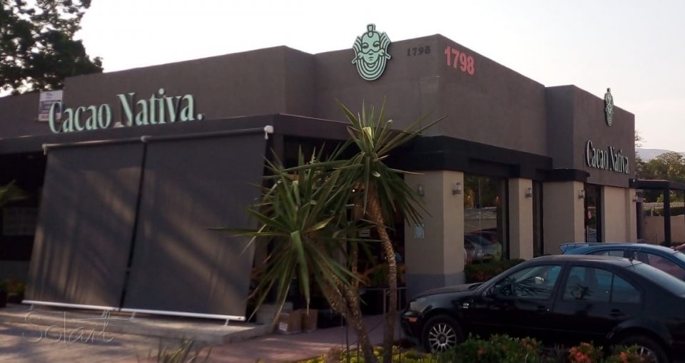 Toldos verticales manuales en cafetería Solart